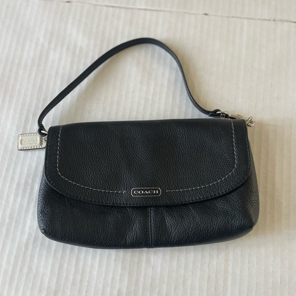 Coach Wristlet /Clutch Wallet Black Click Button Pre owned 8 Card Holders